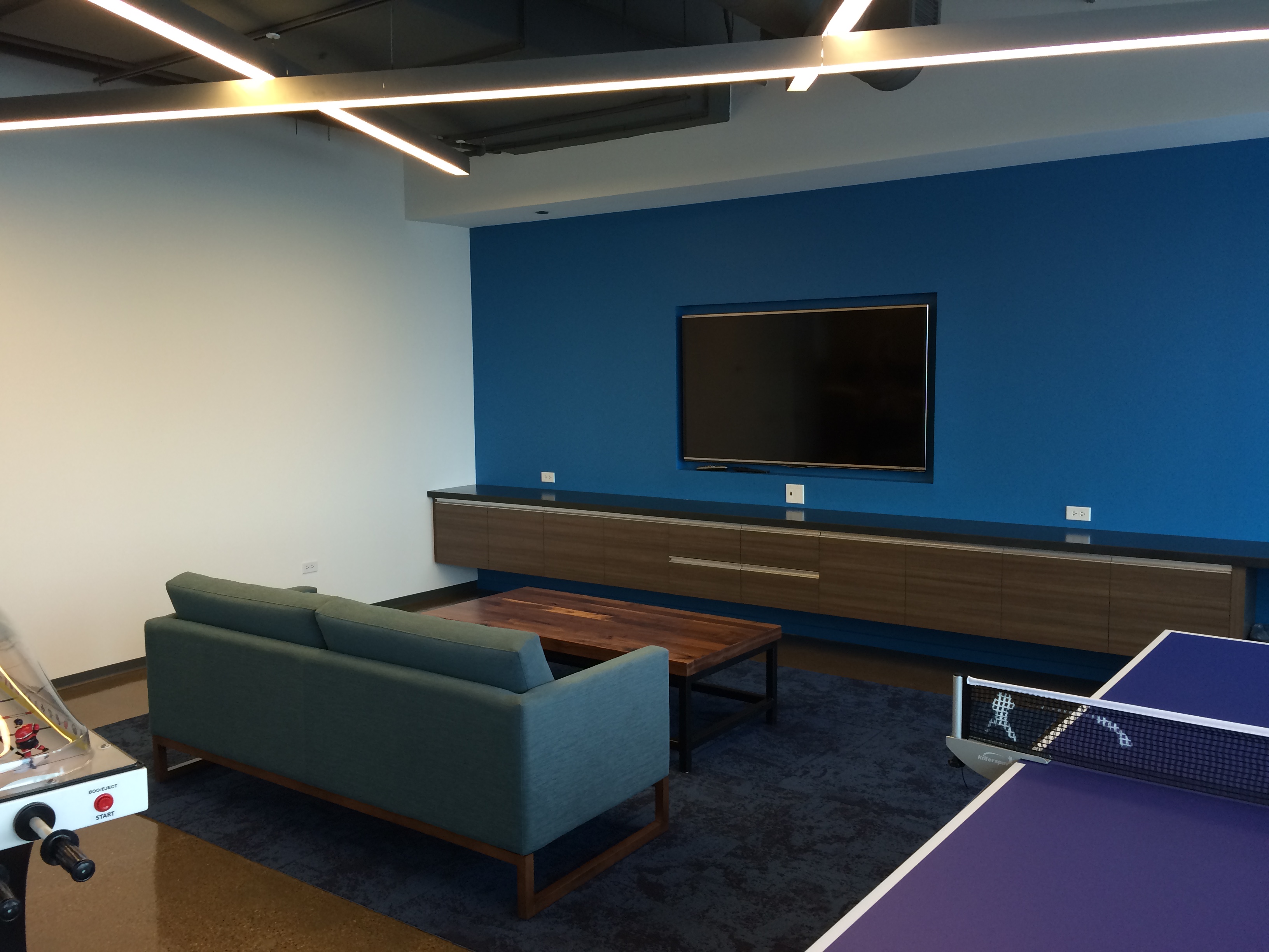 Integrated technology in a lounge break setting