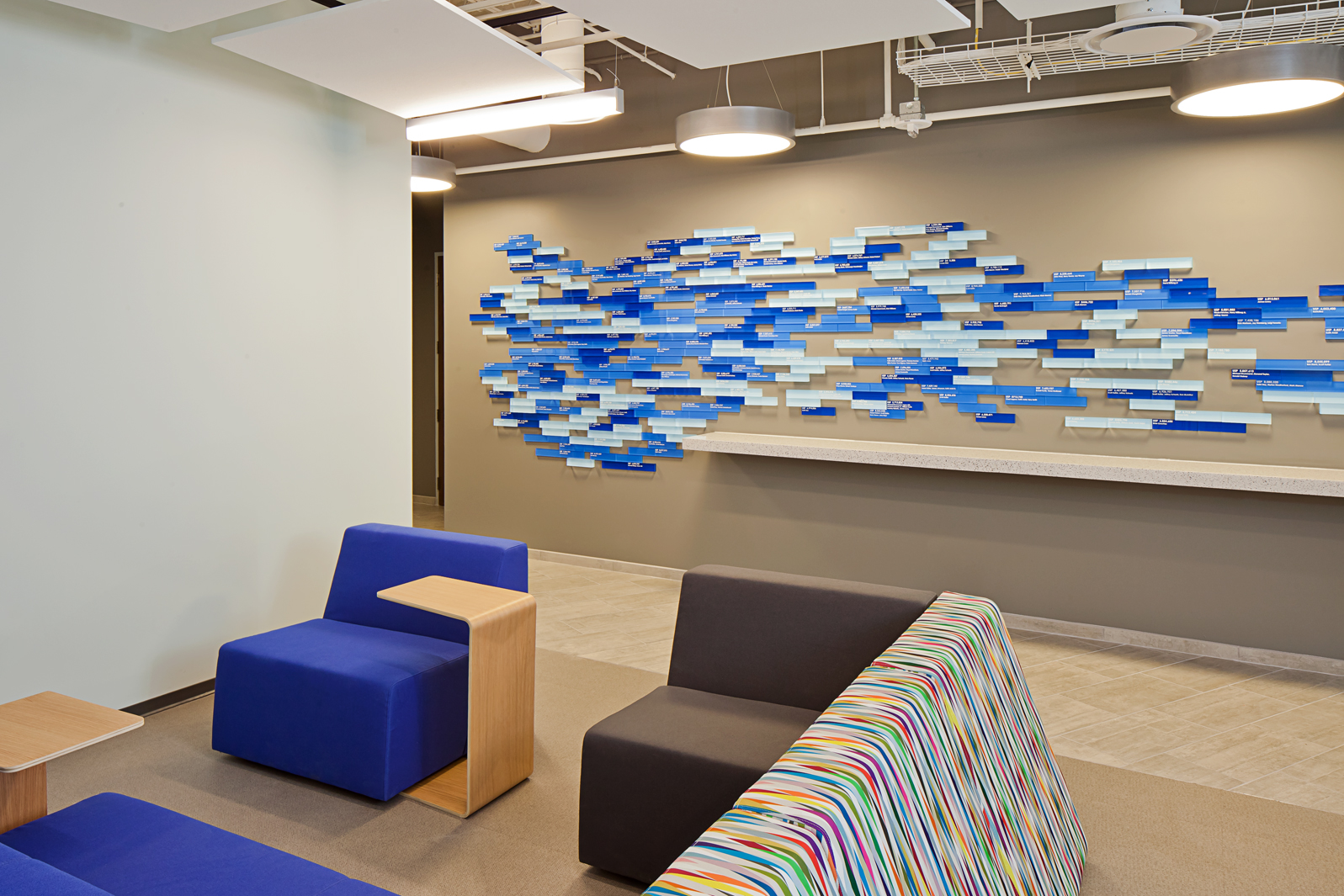 Modular seating with movable side tables