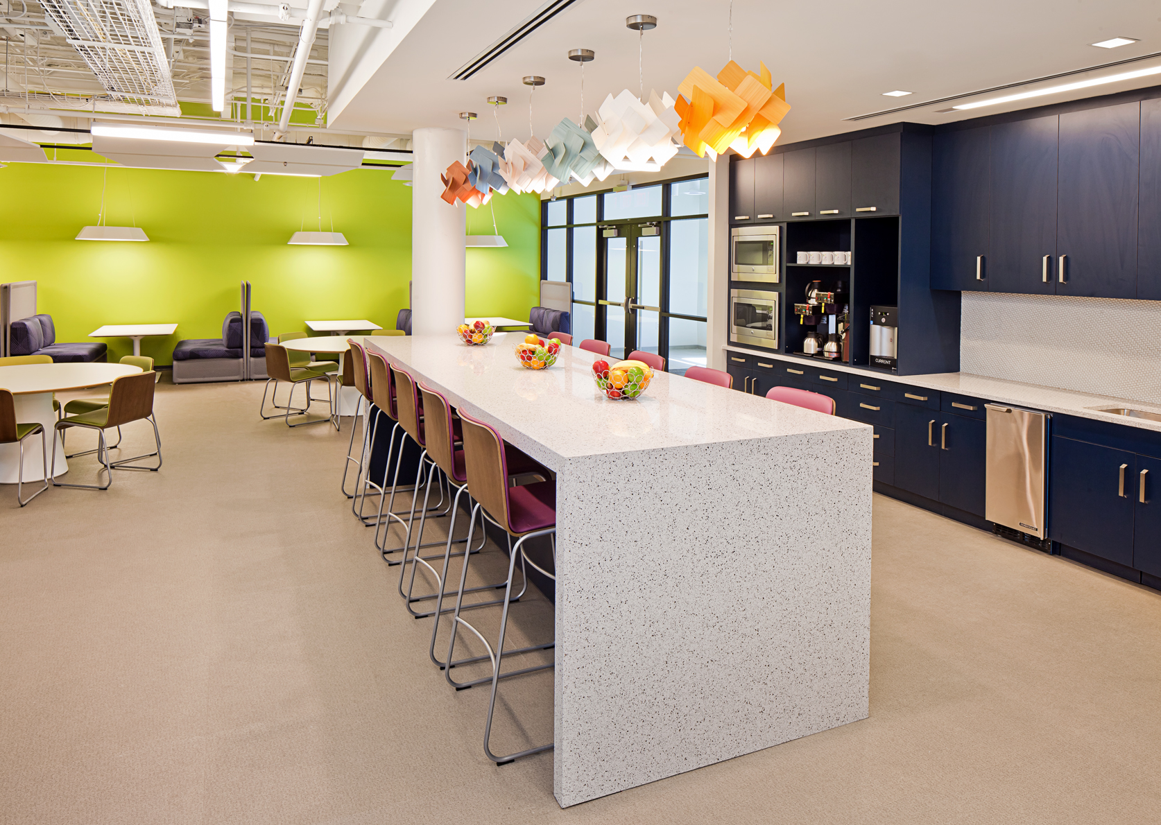 Counter for natural collaboration in a cafe space